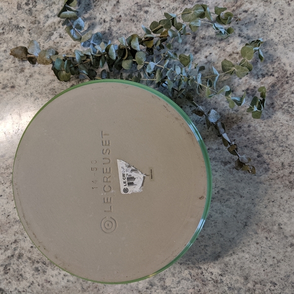 Le Creuset Large Souffle Bowl in Palm - Picture 3 of 3